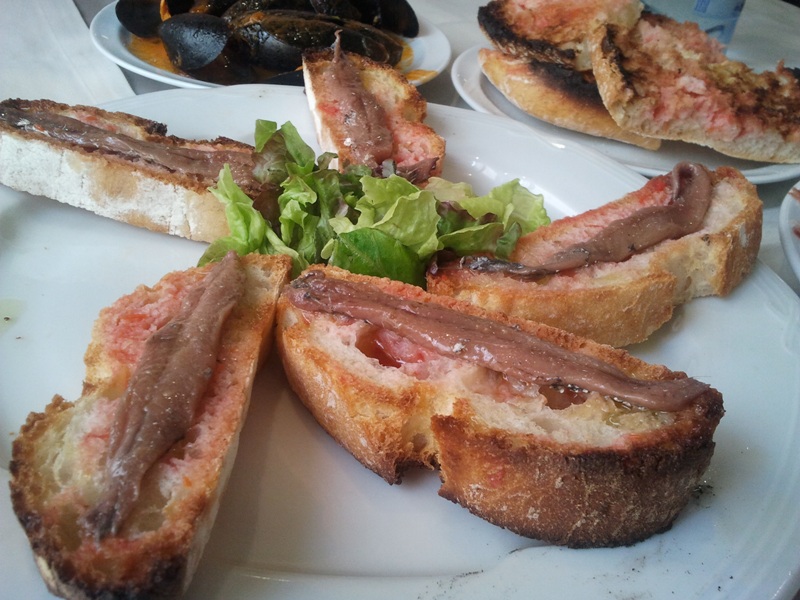 Restaurante La Carpa de l'Estany Anchoas con “pa torrat amb tomàquet